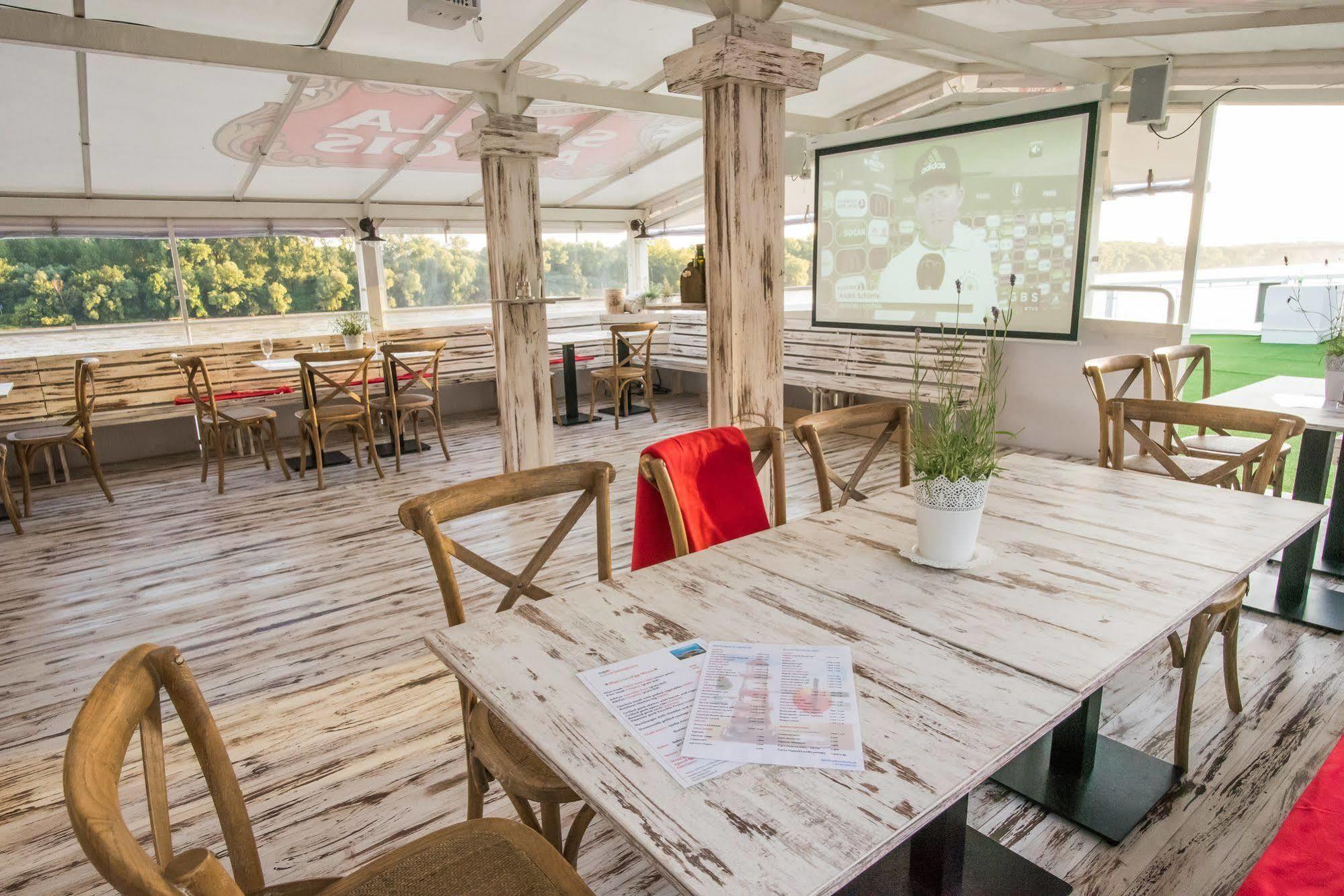 Hotel Botel Pressburg 3*
